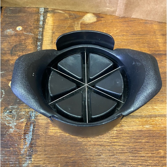 Pampered Chef 2 piece fruit veggie wedger slicer kitchen gadget tool - Picture 1 of 4